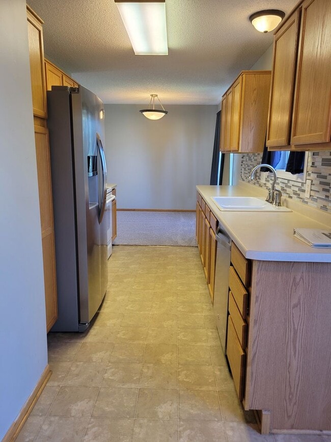 Building Photo - Spacious End Unit Townhouse
