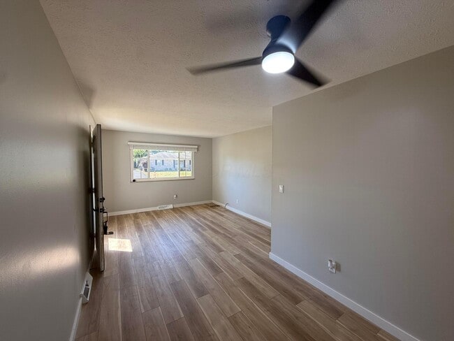Building Photo - 480 Diven Ln