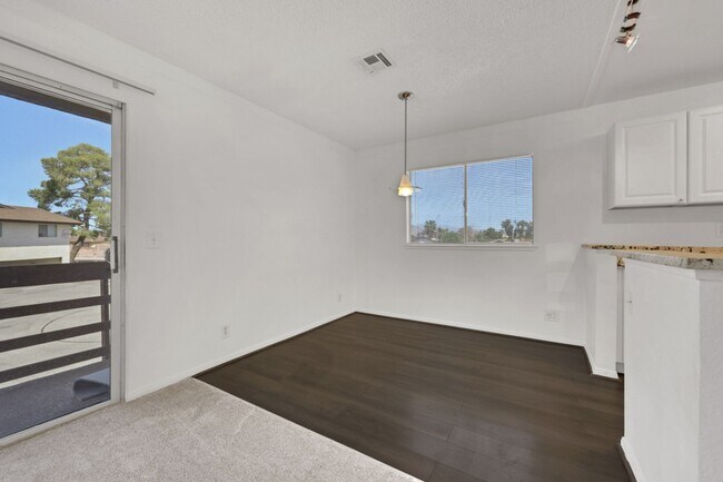 Building Photo - CUTE REMODELED TWO BEDROOM UNIT IN CENTRAL LOCATION