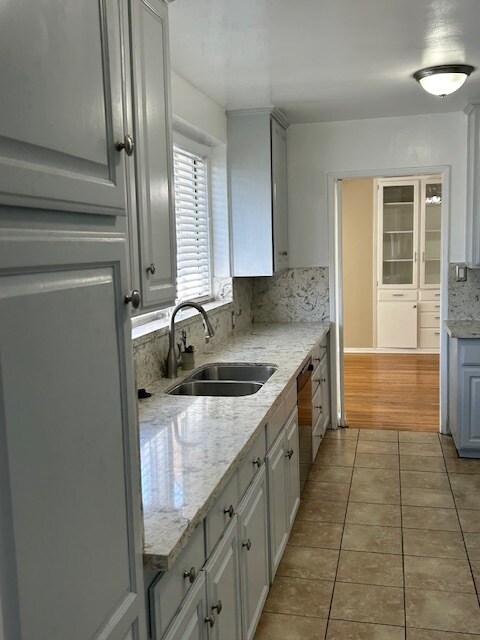 Building Photo - 4852 S Victoria Ave