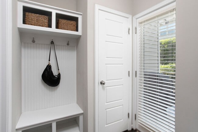 Building Photo - Beautiful 3 bedroom, 2.5 bath end unit townhome home!