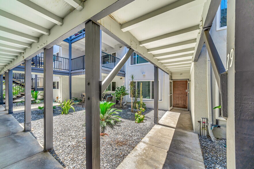 Building Photo - 3606 Vista Rey
