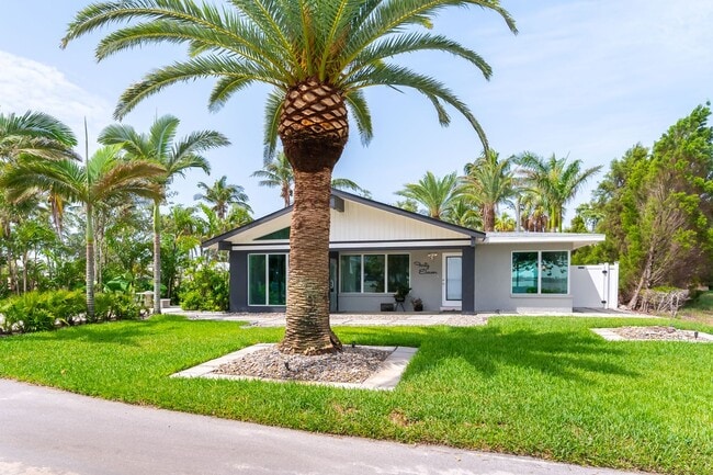 Primary Photo - Unique 3 Bed, 3 Bath Waterfront Property w...