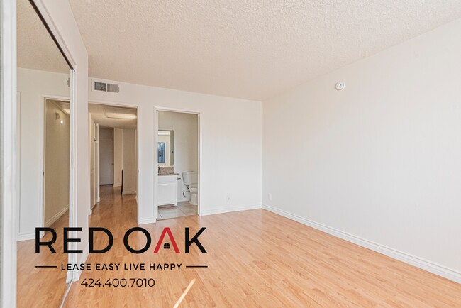 Building Photo - Delightful and Bright Two Bedroom with Cen...