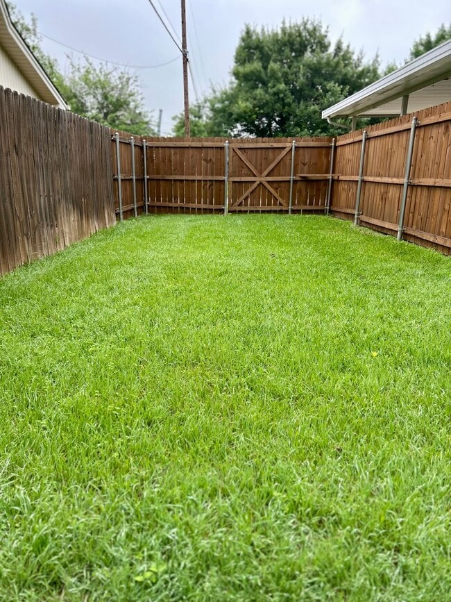 Building Photo - Located in the HEART of Burleson!