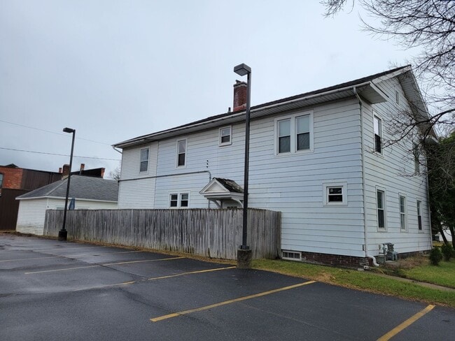 Building Photo - 214 Maple St