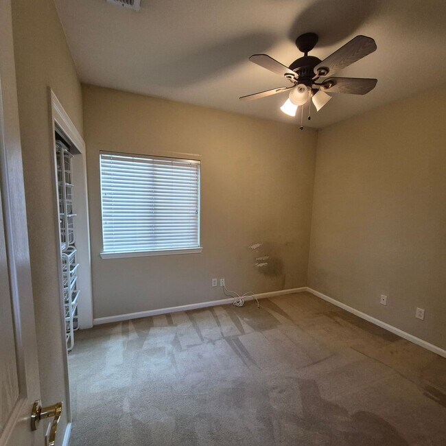 Building Photo - Excellent single story floor plan, nice area of Elk Grove