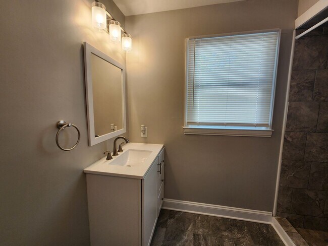 Building Photo - 4 Bedroom, 3 Bath Ranch in the heart of Monroe