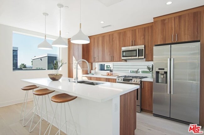 Building Photo - 853 Hyperion Ave