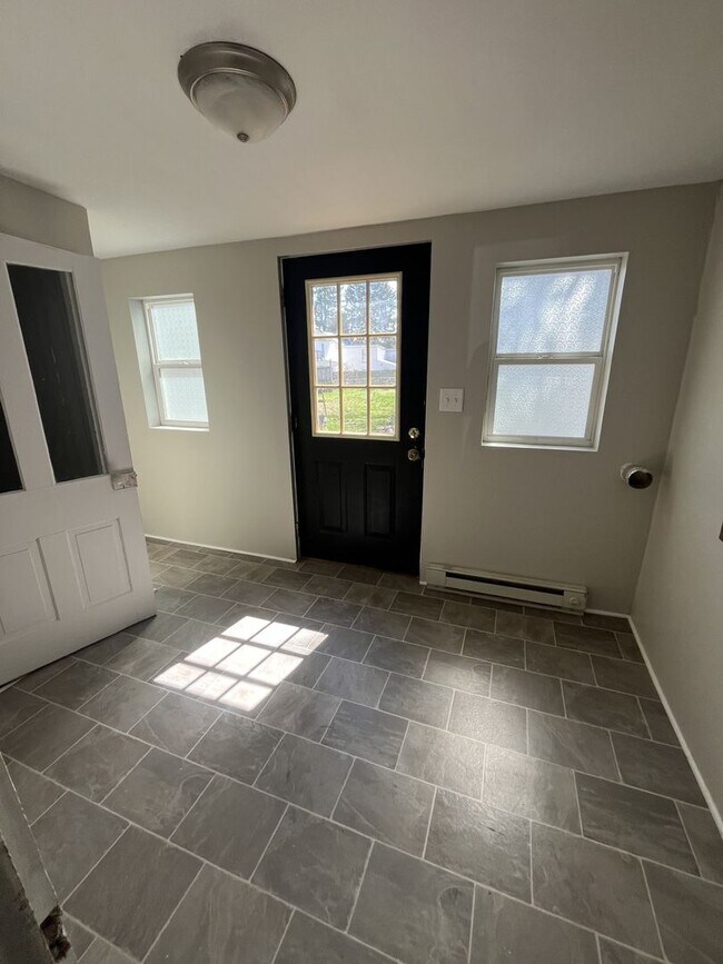 Building Photo - 236 E King St