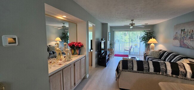 Building Photo - Beautiful 2 Bed / 2 Bath Furnished Condo A...