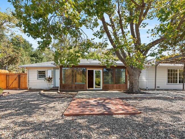 Building Photo - Spacious Single Family Home