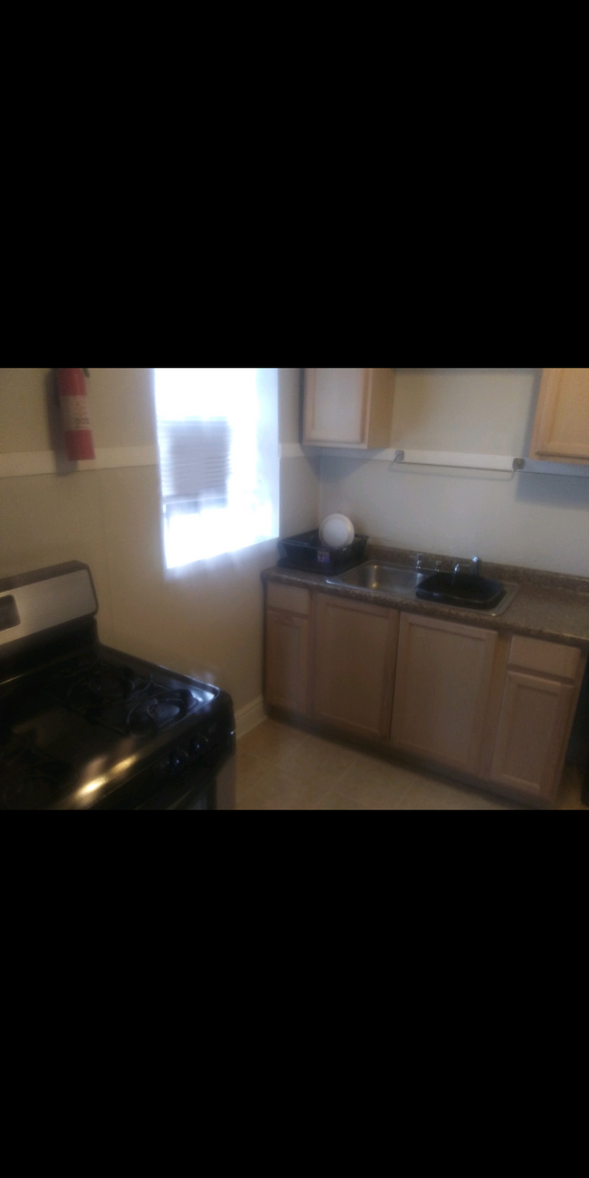 Kitchen - 1615 N McVicker Ave