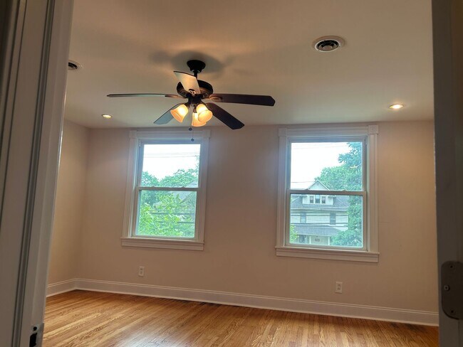 Building Photo - Renovated 2 Bed Apartment 1 block to downtown with Laundry and Central Air