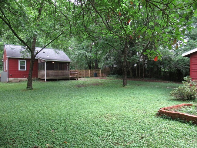Building Photo - Lovely 2br bungalow with screened porch an...