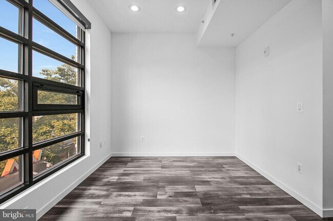 Building Photo - 506 H St NE
