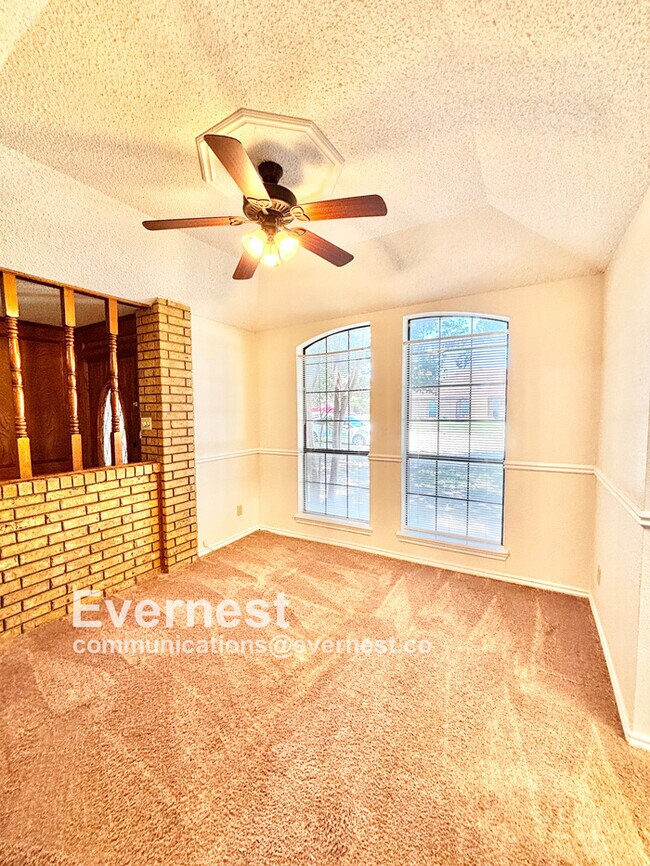 Building Photo - 698 Buttercup Dr