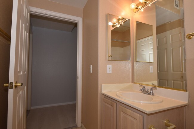 Building Photo - Specious 2-Bed / 2-Bath Condo at Desert Pi...