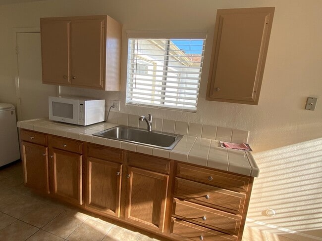 Building Photo - 55+ Community!! Adorable 2 bed 1 bath in t...