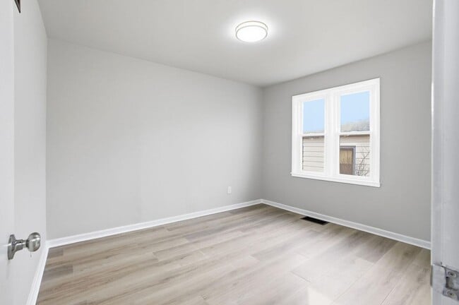 Building Photo - Updated 2 Bed, 1 Bath Home with Modern Finishes & Off-Street Parking