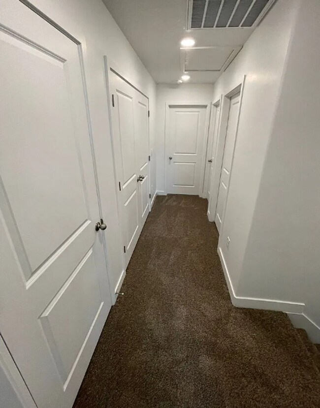 Building Photo - Spacious 3 Bedroom 2.5 Bathroom End Unit in Cedar City!