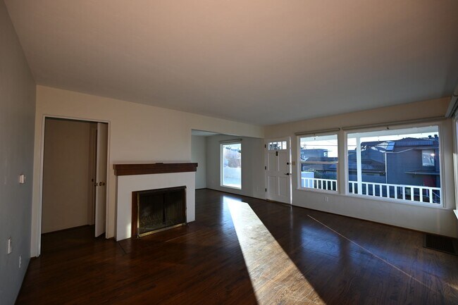 Building Photo - Beautiful Home with Gorgeous Views