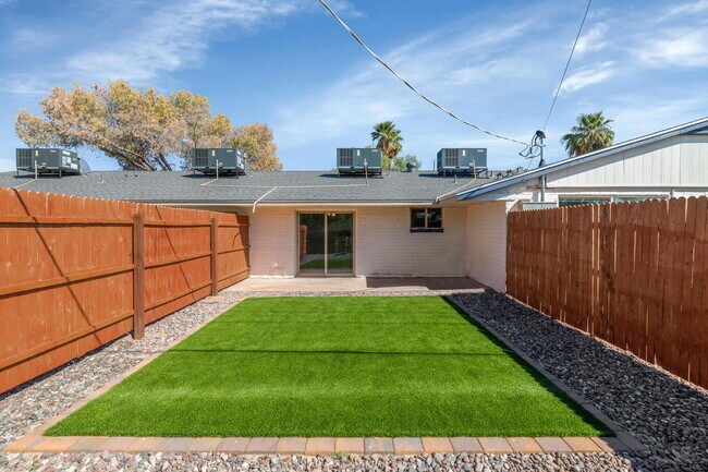 Building Photo - Remodeled 1BR with Private Yard + $250 Gif...