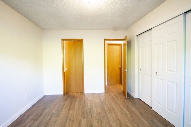 Building Photo - Spacious 2-Bed/2-Bath with Patio in Cedar Hills!!