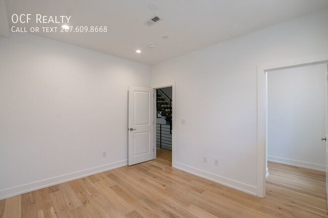 Building Photo - 3 Bed Pennsport Townhome