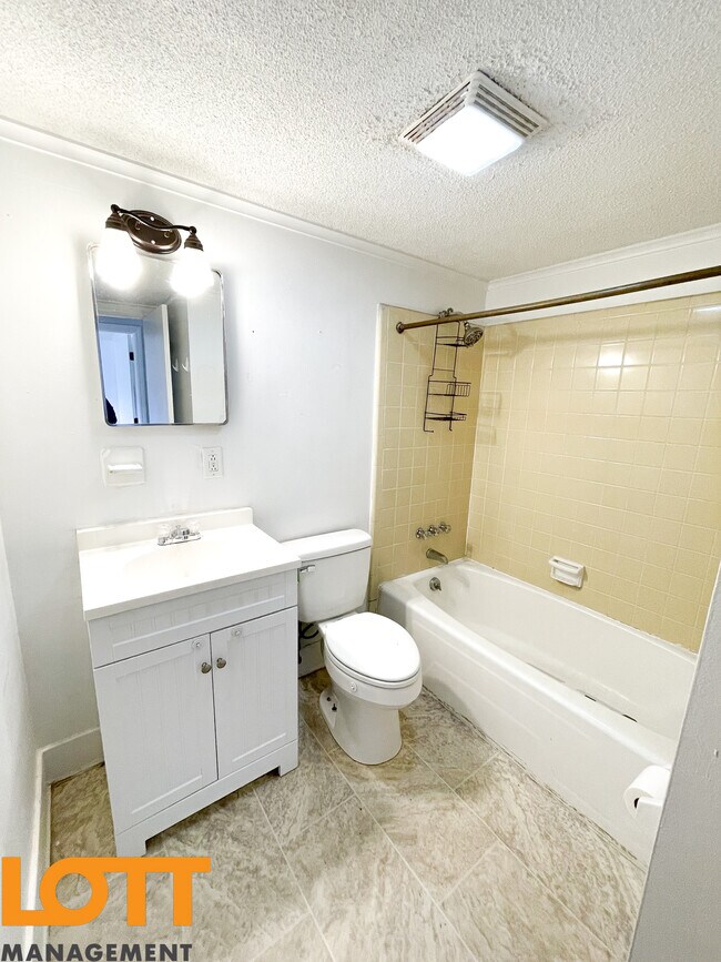 Building Photo - 120 Pueblo St #D