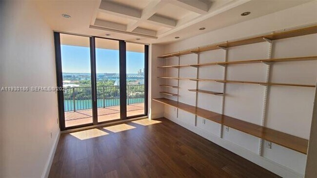 Building Photo - 1000 Venetian Way