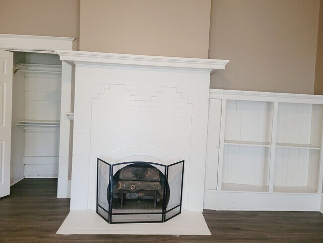 Building Photo - Awesome 1 bedroom | 1 bath apartment in historic home close to The PEARL!