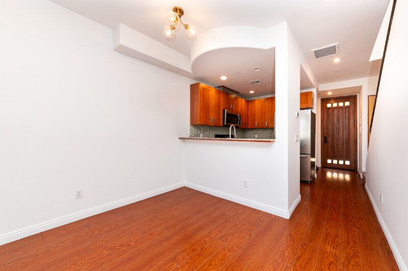 Building Photo - 5303 Satsuma Ave