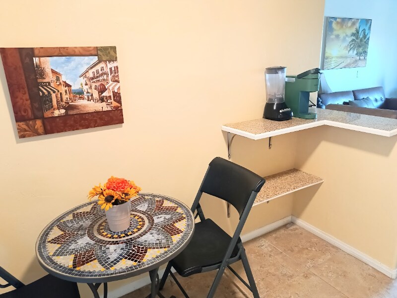 Building Photo - 1620 1/4 York Dr