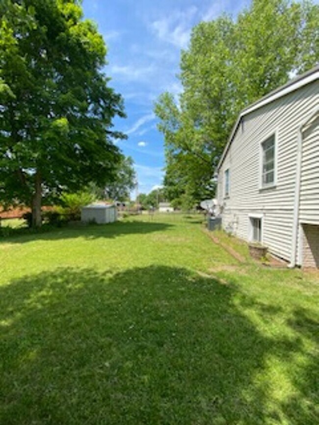 Building Photo - 3 Bedroom Home Available in Elkhart!