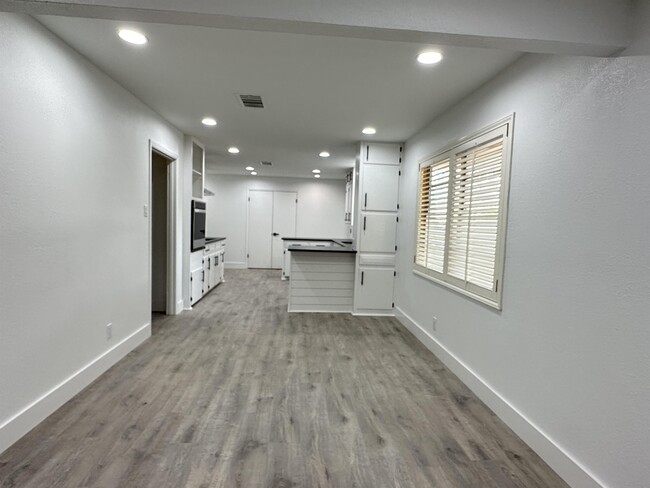 Building Photo - 2814 W Dengar Ave
