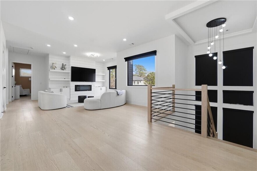 Building Photo - 556 Versailles Dr