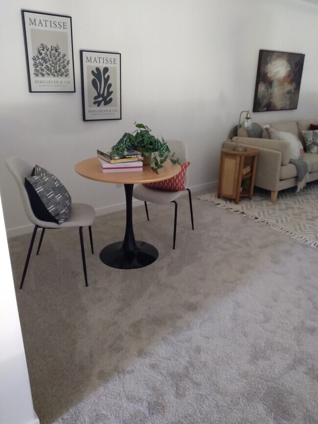 Building Photo - 2703 Pond Dr