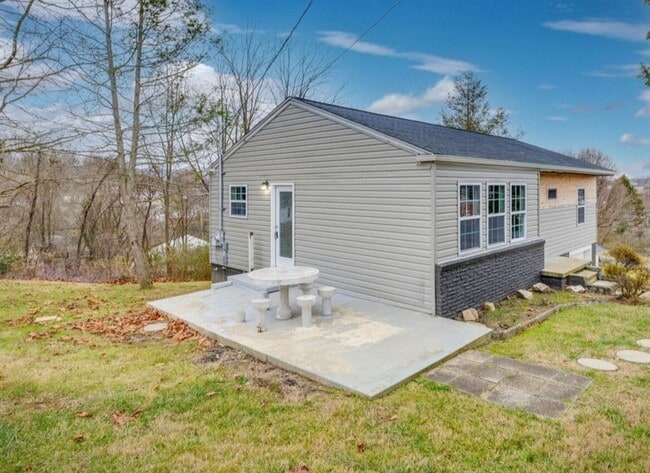 Building Photo - 306 Martin St