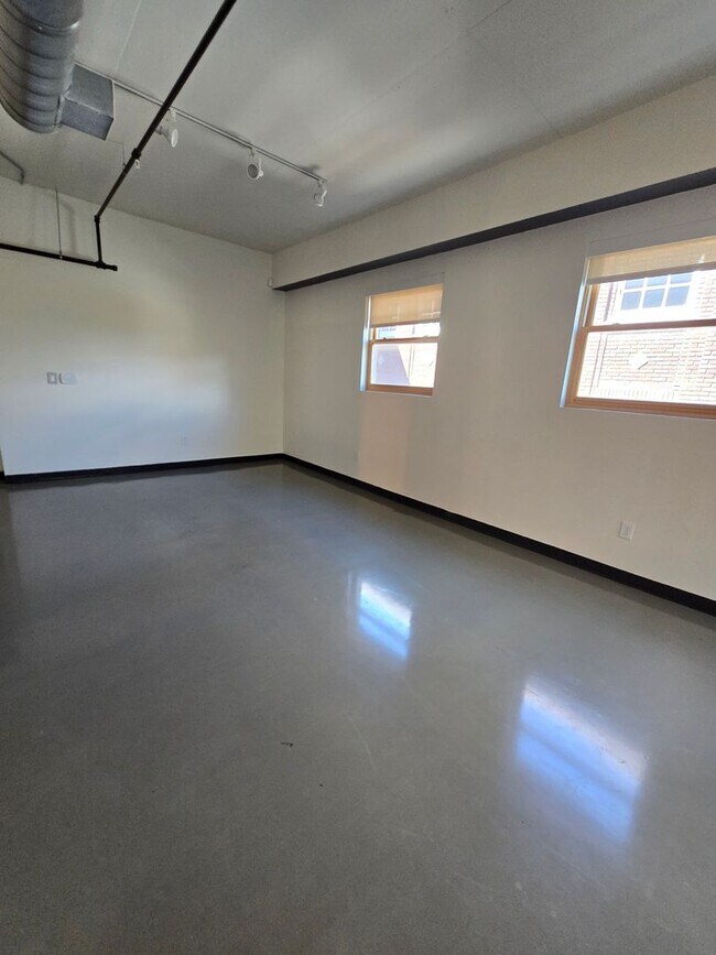 Building Photo - Luxurious 2BR , 2BA 2nd floor loft in East Downtown Area- aprox 1650 sq ft