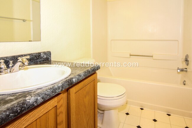 Building Photo - West side Indy, Cute 2 Bed, 2 Bath Home w/...
