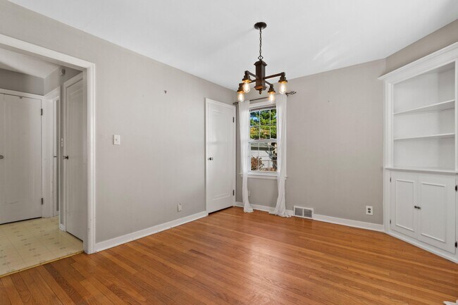 Building Photo - 4918 N Berkeley Blvd