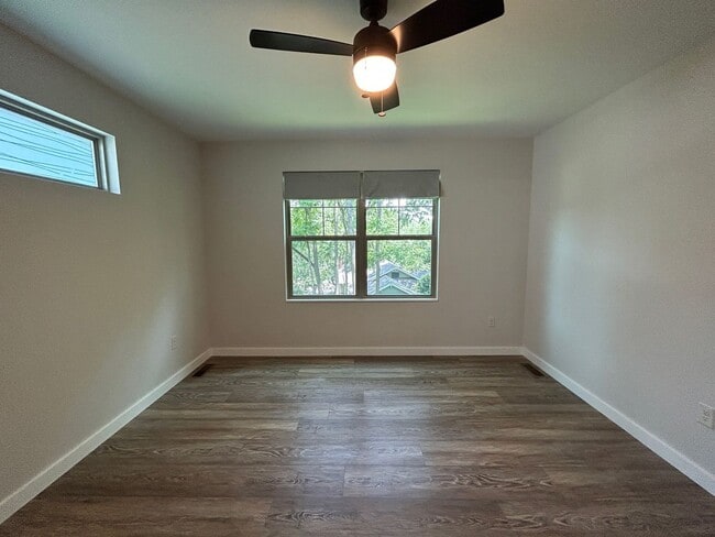 Building Photo - West AVL - 1/1 Like New Duplex