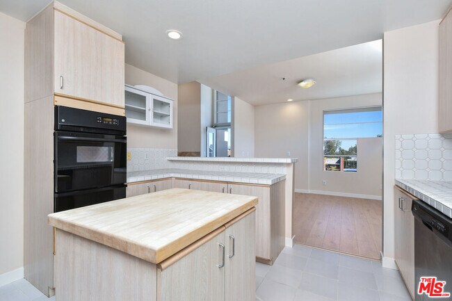Building Photo - 5350 White Oak Ave