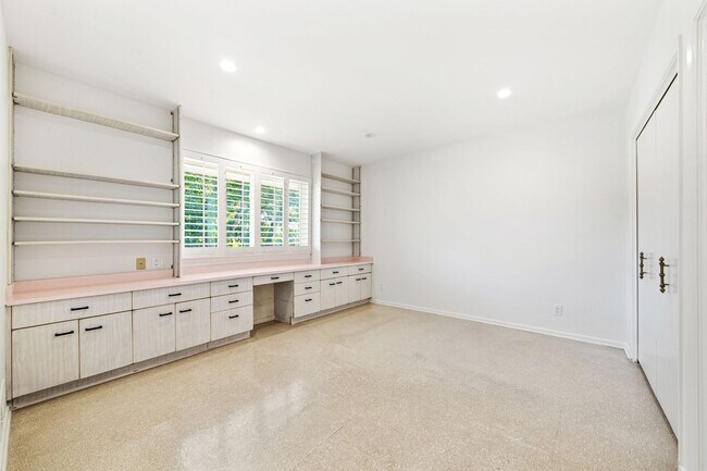 Building Photo - Alto Cedro Estate Lease