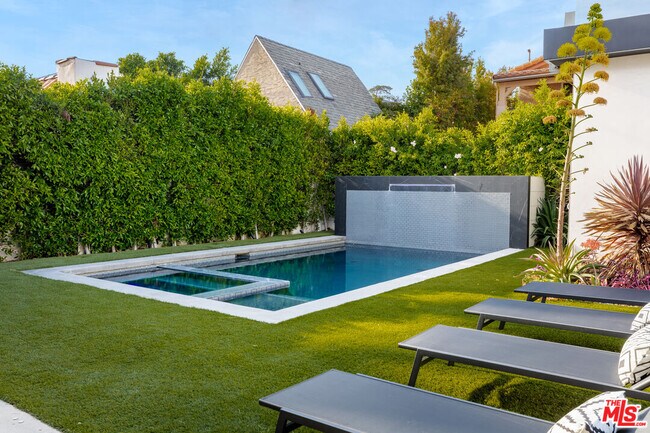 Building Photo - 6201 Lindenhurst Ave