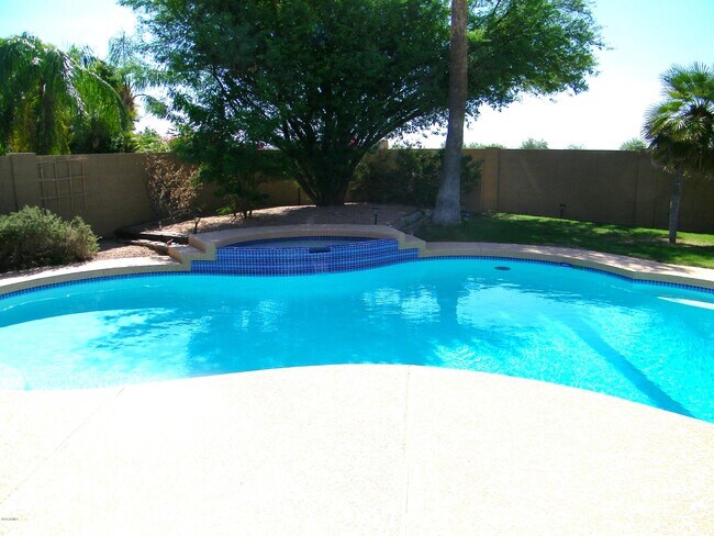 Building Photo - 10533 E Bella Vista Dr