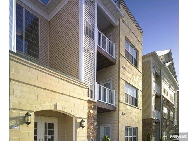 Building Photo - 10 Sampson St