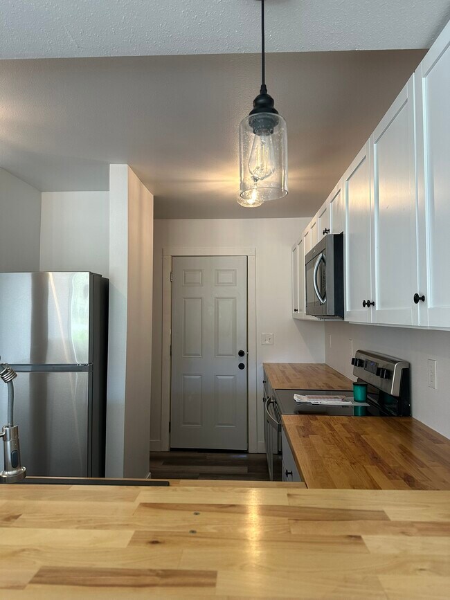 Building Photo - Valley View Estates B