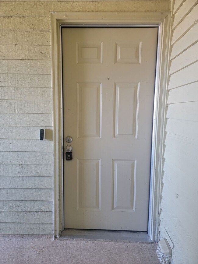 Building Photo - Newly updated condo in Sunn Fjord, close to everything!